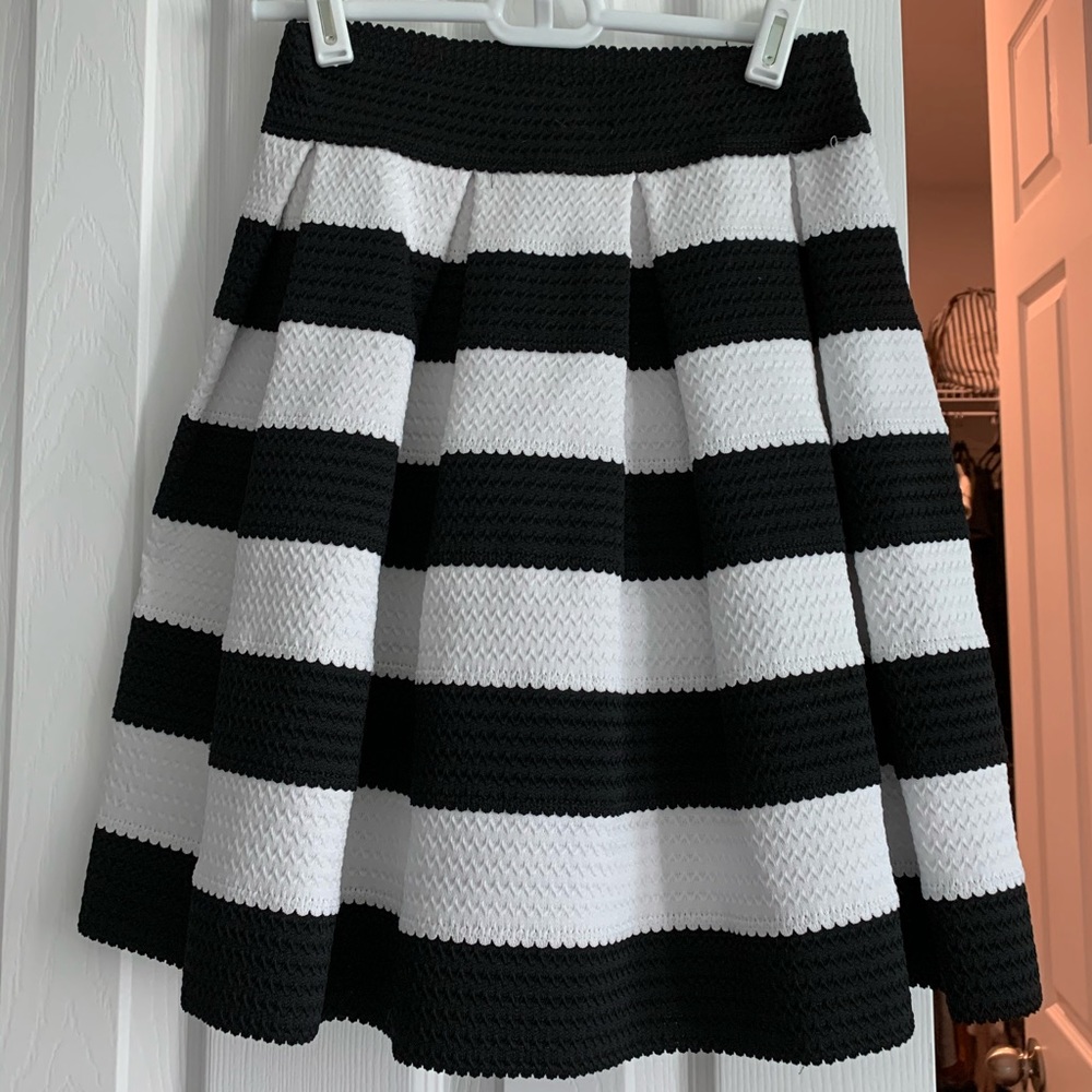 XS black and white high waisted express skirt